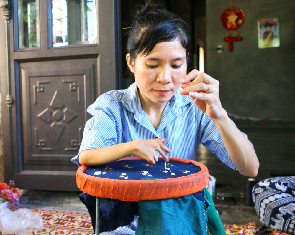 Chị Nguyễn Thị Hà theo đuổi đam mê tranh thêu truyền thống suốt 10 năm qua