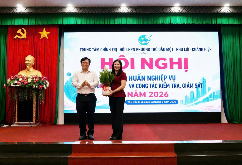 Ông Phạm Hùng Sơn -  Chủ tịch Uỷ ban MTTQ Việt Nam phường Thủ Dầu Một tặng cây xanh thay lời cảm ơn đến Nguyễn Thị Ngọc Linh - Phó chủ tịch Hội LHPN TPHCM - báo cáo viên tại hội nghị