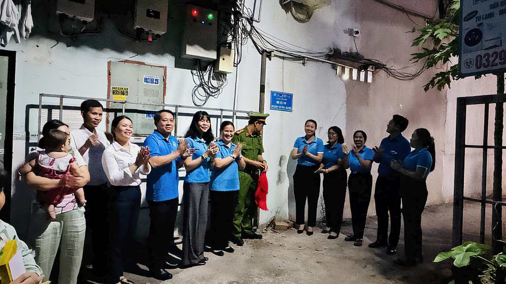 Các đại biểu thực hiện nghi thức ra mắt Nhà trọ 3 an. Ảnh: NL