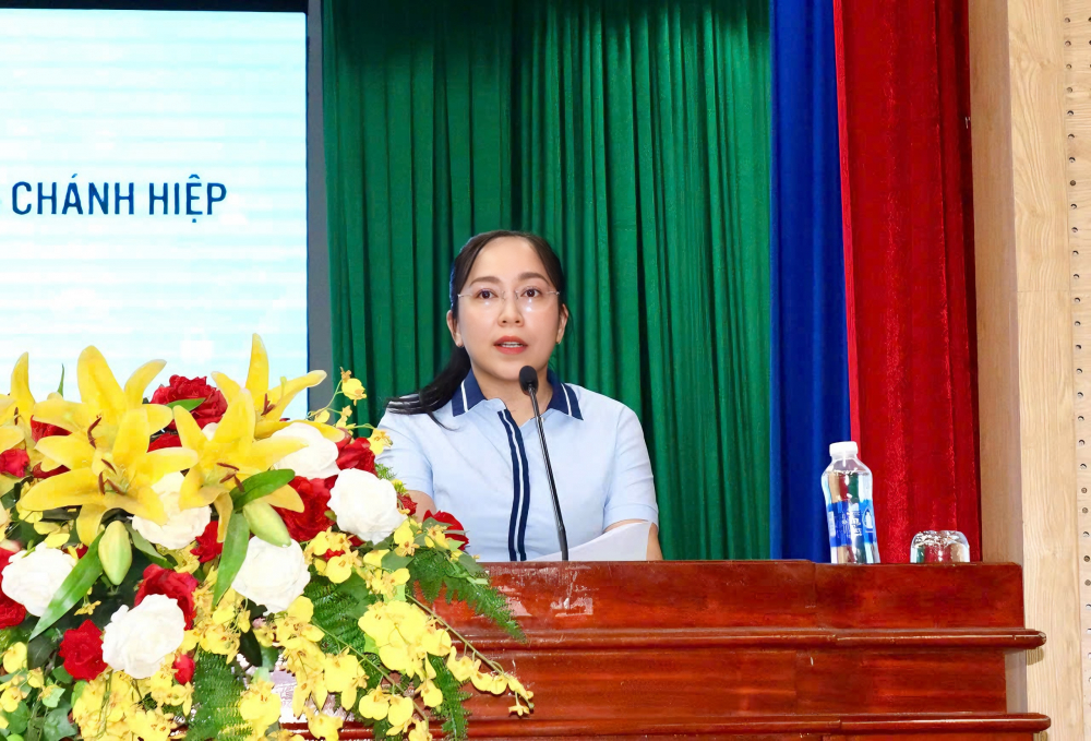 bà Lê Thị Thúy Hà - Phó chủ tịch Ủy ban MTTQ Việt Nam phường, Chủ tịch Hội LHPN phường Thủ Dầu Một - phát biểu khai mạc hội nghị. Ảnh: TH
