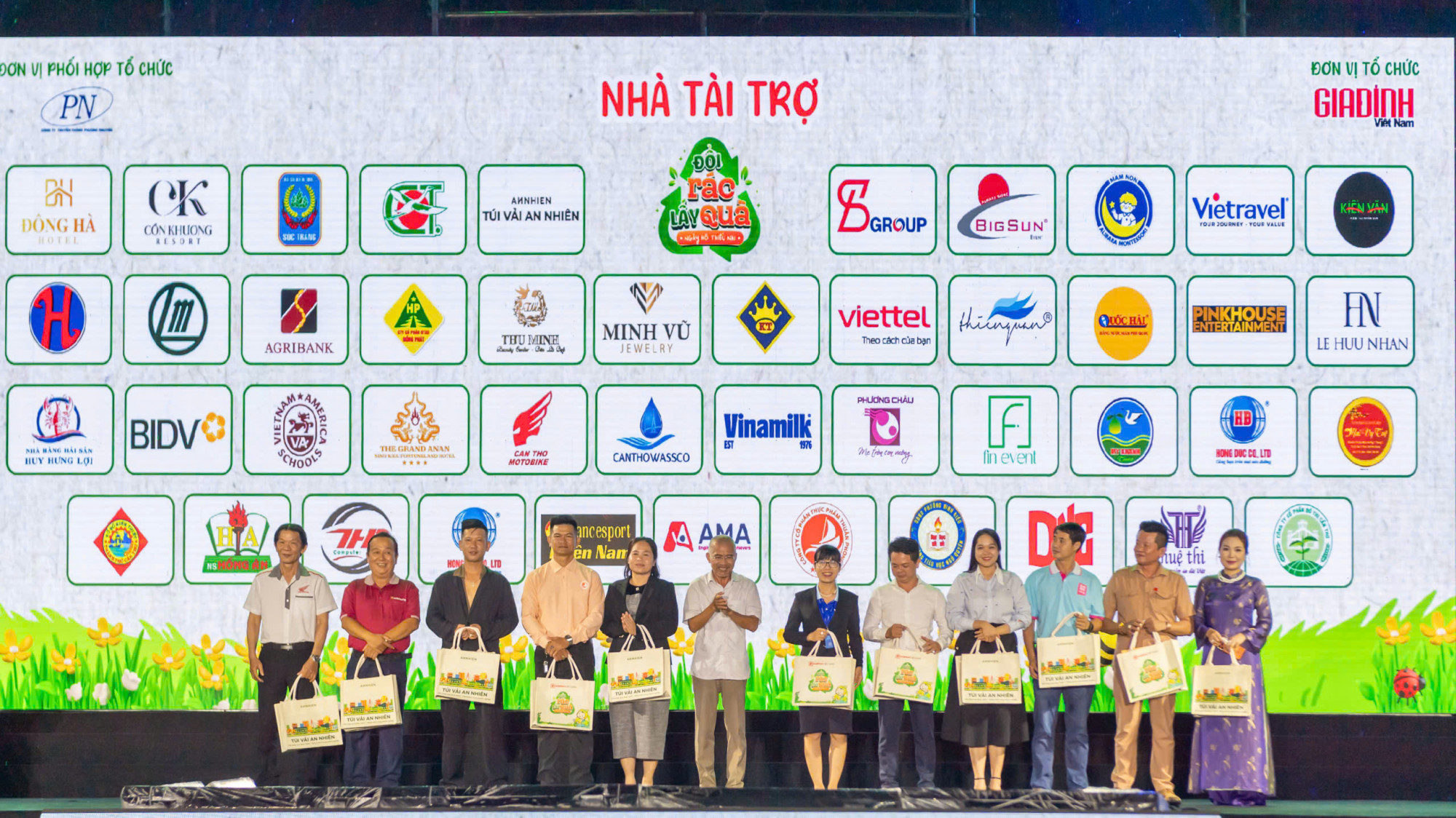Ban tổ chức trao Thư cảm ơn đến Agribank cùng nhiều đơn vị, doanh nghiệp và mạnh thường quân tại Chương trình “Đổi rác lấy quà” - Ảnh: Agribank