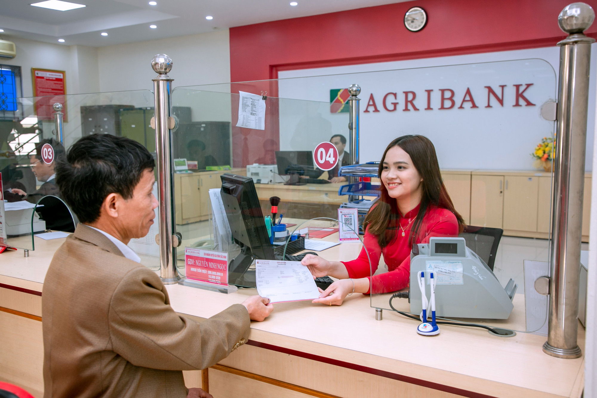 Agribank - Dòng vốn bền bỉ, điểm tựa vững chắc cho người dân và doanh nghiệp Agribank đưa nguồn vốn tới tận vùng sâu, vùng xa đáp ứng nhu cầu sản xuất kinh doanh của từng khách hàng - Ảnh: Agribank