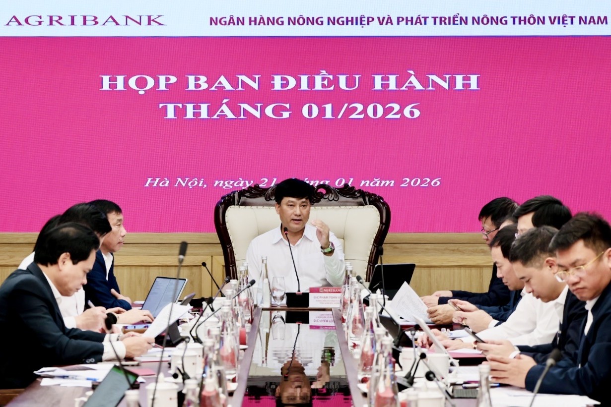 Ông Phạm Toàn Vượng - Phó Bí thư Đảng ủy, Thành viên HĐTV, Tổng giám đốc Agribank - chủ trì điều hành cuộc họp Ban điều hành tháng 1/2026. Ông nhấn mạnh tới các mục tiêu tăng trưởng dư nợ, kiểm soát chất lượng tín dụng, xử lý và kiểm soát nợ xấu - Ảnh: Agribank