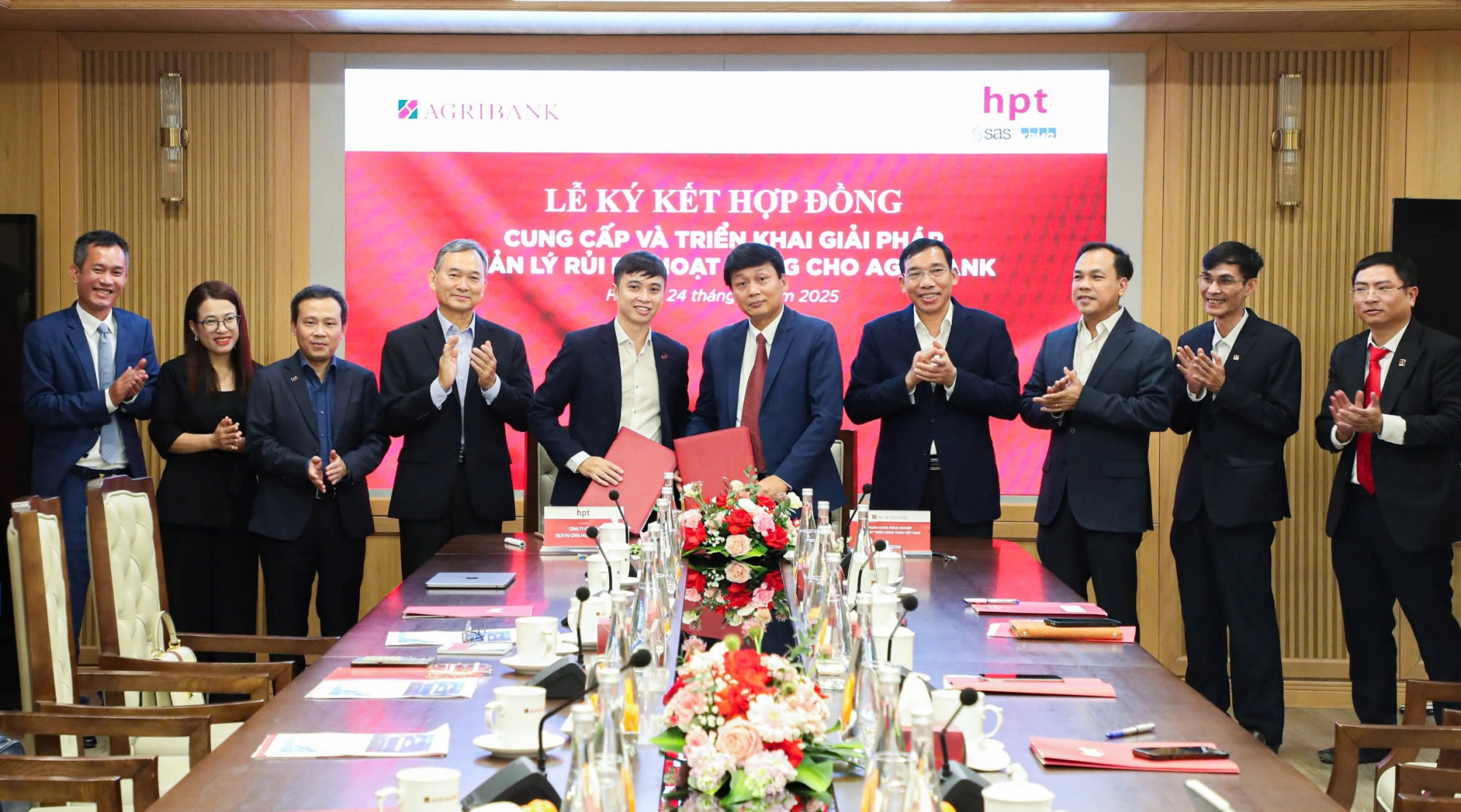 Đại diện Agribank và Công ty Cổ phần Dịch vụ Công nghệ Tin học HPT ký kết hợp đồng “Cung cấp và triển khai giải pháp quản lý rủi ro hoạt động cho Agribank” - Ảnh: Agribank