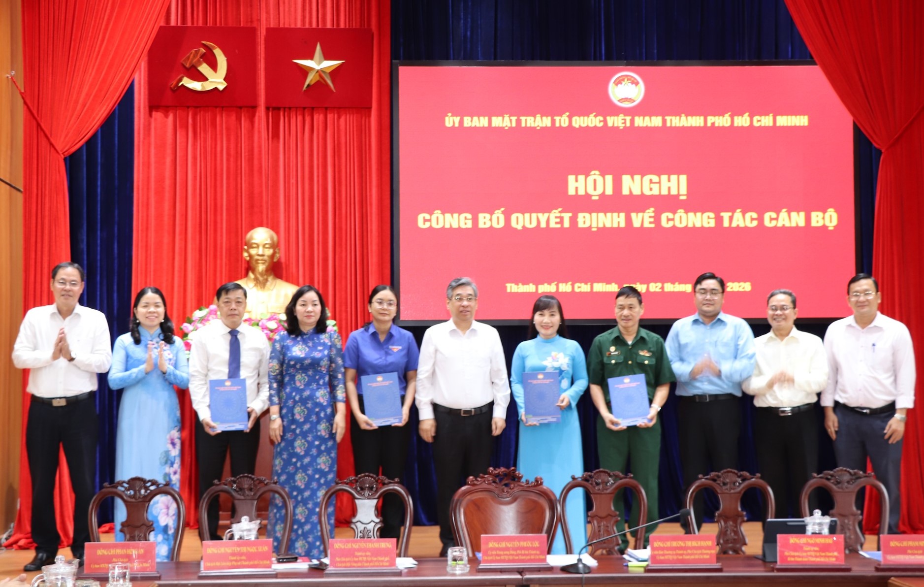 Lãnh đạo Ủy ban MTTQ TPHCM traocác quyết định phân công kiêm nhiệm chức vụ trưởng các ban công tác thuộc cơ quan Ủy ban MTTQ Việt Nam TPHCM 