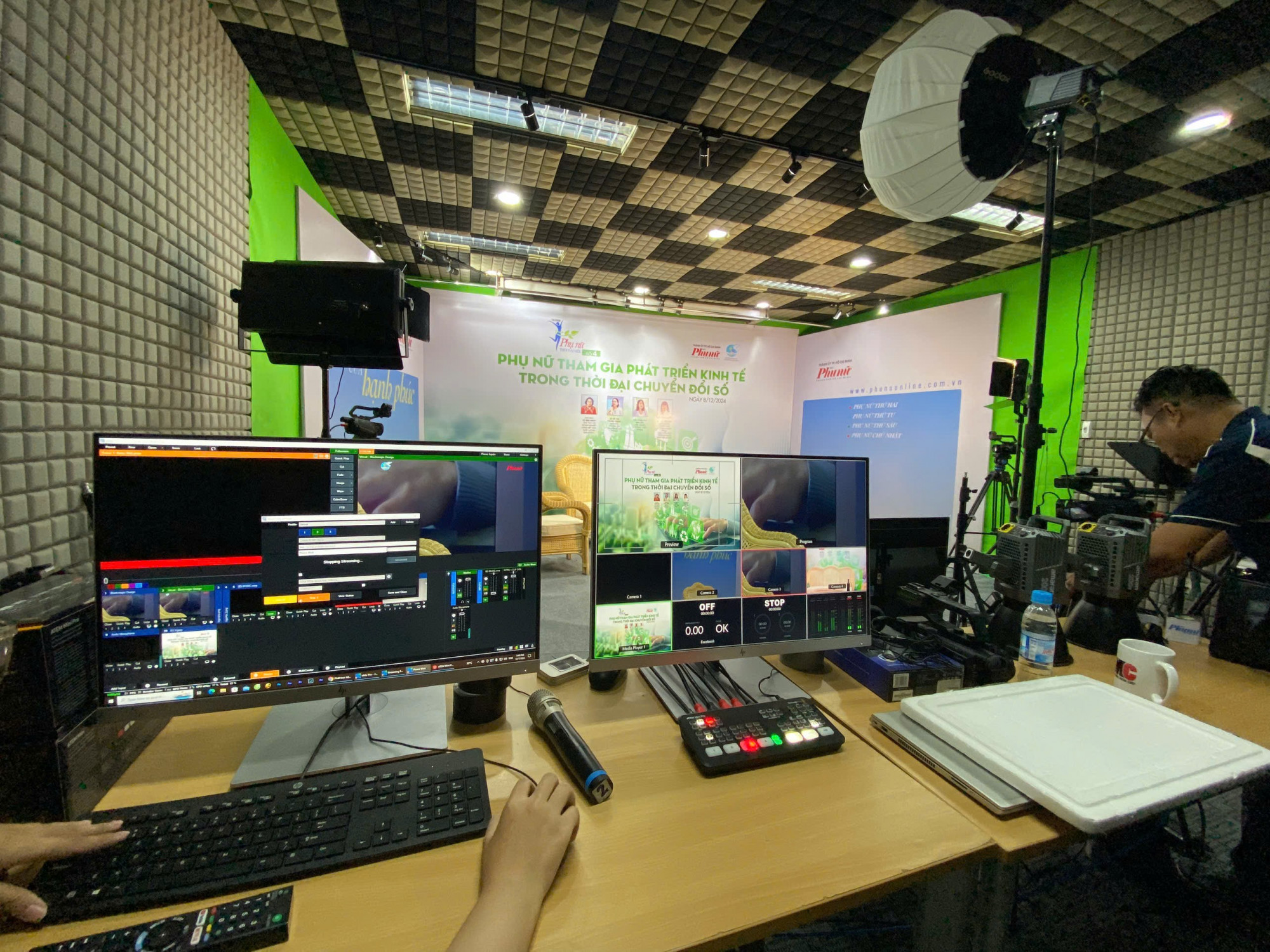 Bài 2: Tự do báo chí trong 'vòng xoáy' thông tin số Hậu trường sản xuất một chương trình livestream phát trên các nền tảng số của Báo Phụ nữ TPHCM - Ảnh: Ngọc Lý