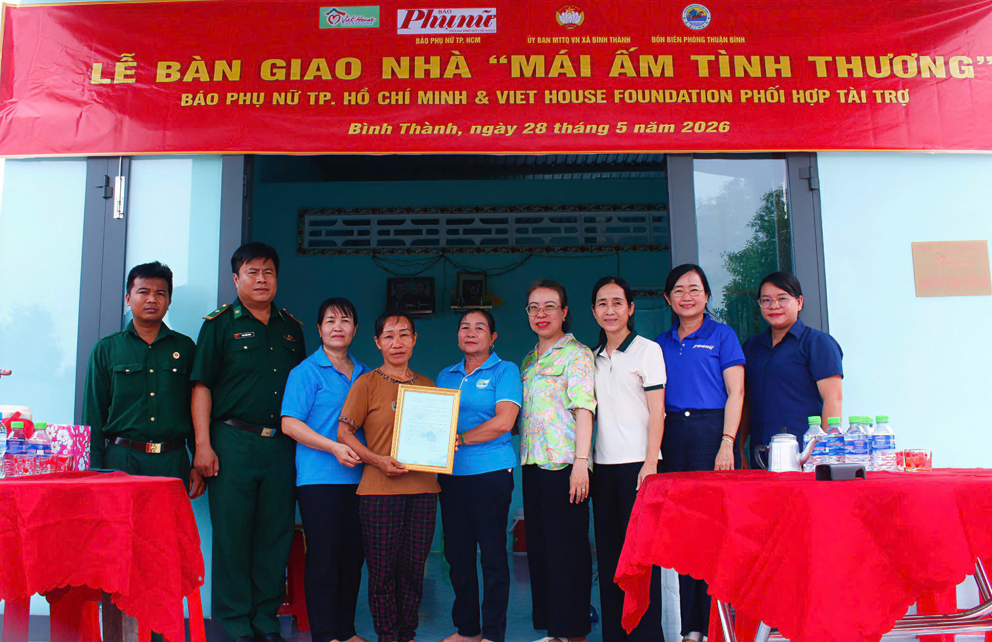  Cùng với nhiệm vụ tuyên truyền, các cơ quan báo chí TPHCM có đóng góp tích cực cho hoạt động an sinh – xã hội thông qua các chương trình sau mặt báo. Trong ảnh, Báo Phụ nữ TPHCM phối hợp với Viet House Foundation (Quỹ Nhà Việt) và chính quyền địa phương trao ái ấm cho bà Nguyễn Thị Quế - ngụ ấp Bàu Voi, xã Bình Thành, tỉnh Tây Ninh hôm 28/5 - Ảnh: Ngọc Trăm