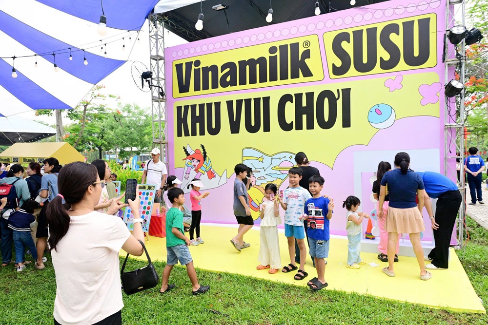 Khu vui chơi của Vinamilk với các trò chơi thú vị và những phần quà đáng yêu đặc biệt thu hút phụ huynh và các bé - Ảnh: Vi Nam