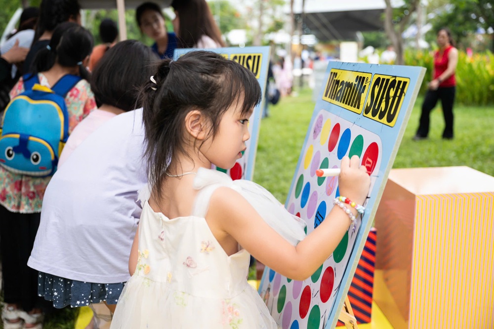 Với tinh thần “chơi để học”, các hoạt động cho trẻ em tại chương trình nhằm khuyến khích trẻ phát triển kỹ năng, tư duy sáng tạo và tinh thần khám phá - Ảnh: Vi Nam