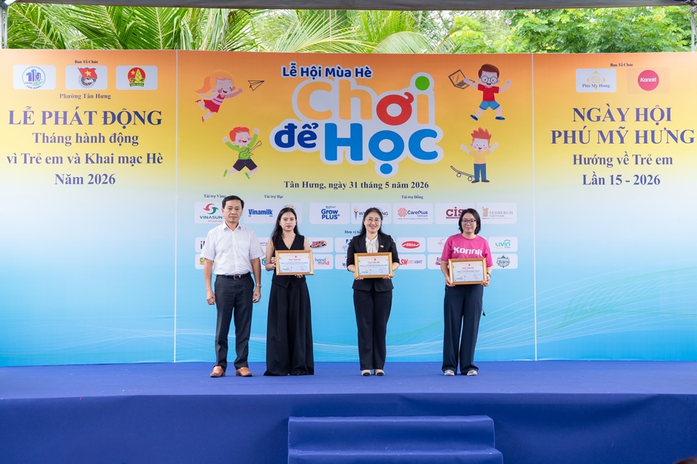 Bà Lê Thị Trâm Anh - Trưởng bộ phận Truyền thông Marketing Vinamilk (thứ 2 từ trái qua), nhận kỷ niệm chương của chương trình - Ảnh: Vi Nam
