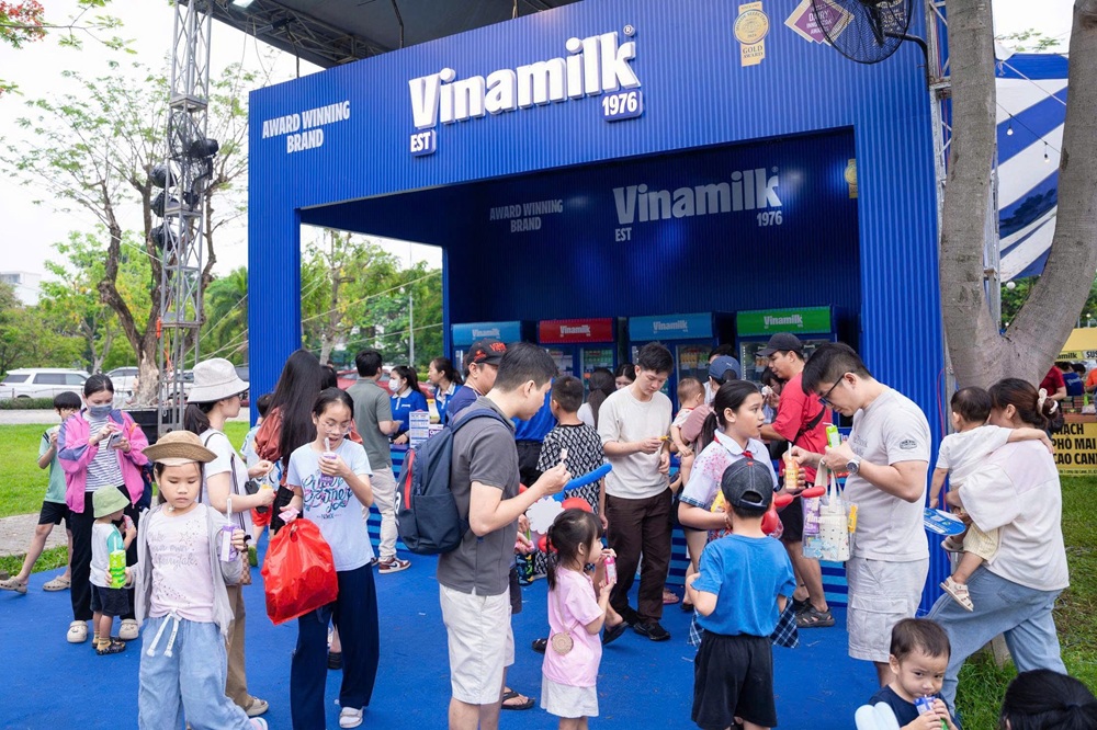 Nhiều gia đình ghé thăm và thưởng thức các sản phẩm dinh dưỡng Vinamilk tại không gian trải nghiệm của thương hiệu quốc dân này - Ảnh: Vi Nam