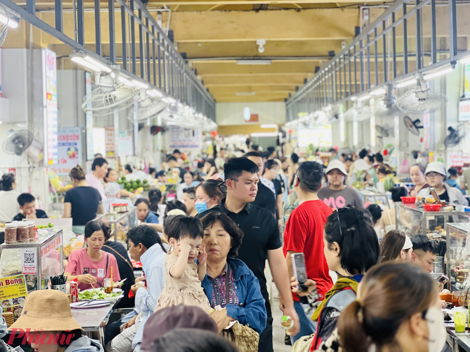 Người dân, du khách trải nghiệm ẩm thực tại chợ Cồn - một trong những ngôi chợ tập trung nhiều món ăn đặc trưng của Đà Nẵng. Ảnh: Quốc Thái