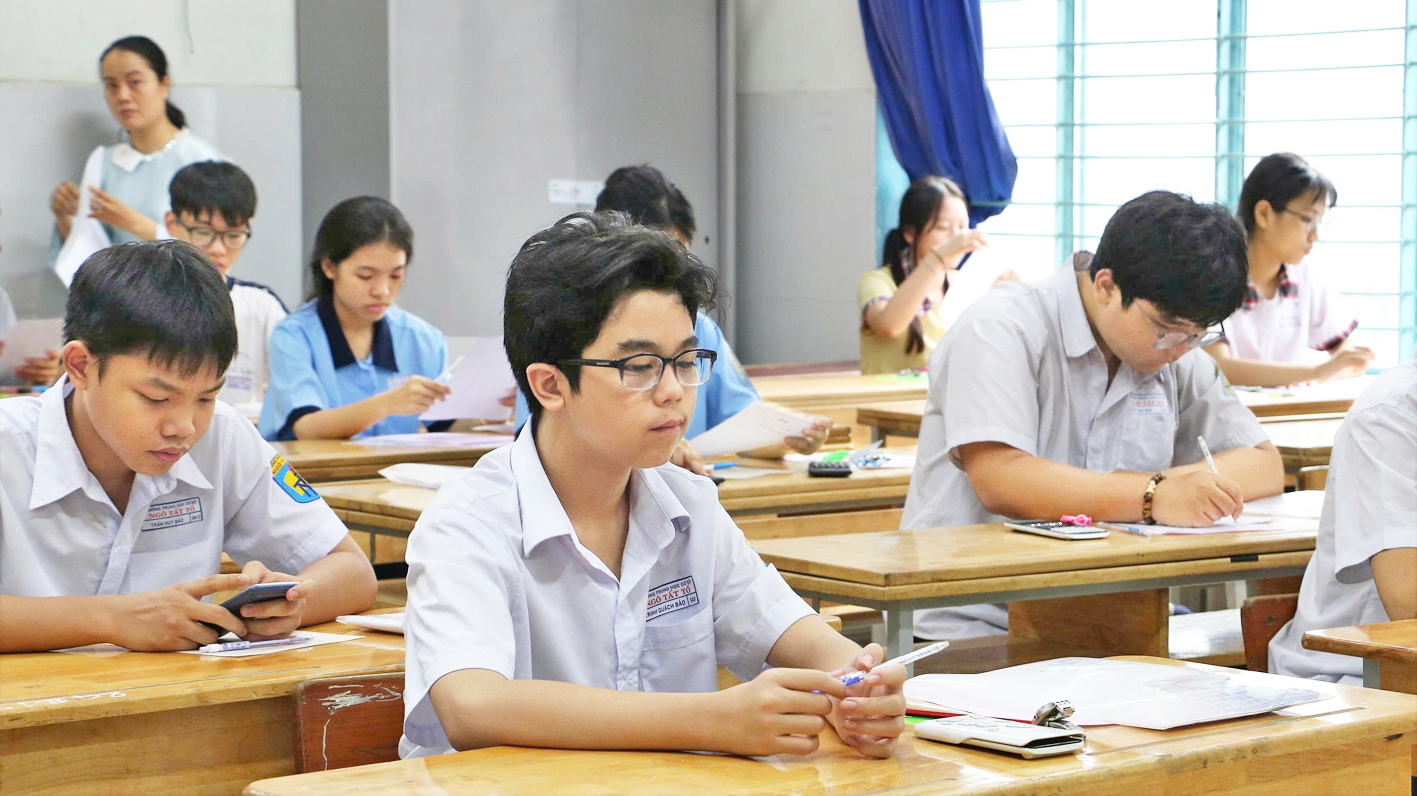Thí sinh tham dự kỳ thi tuyển sinh lớp Mười năm 2026 tại điểm thi Trường THCS Ngô Tất Tố (phường Phú Nhuận, TPHCM)