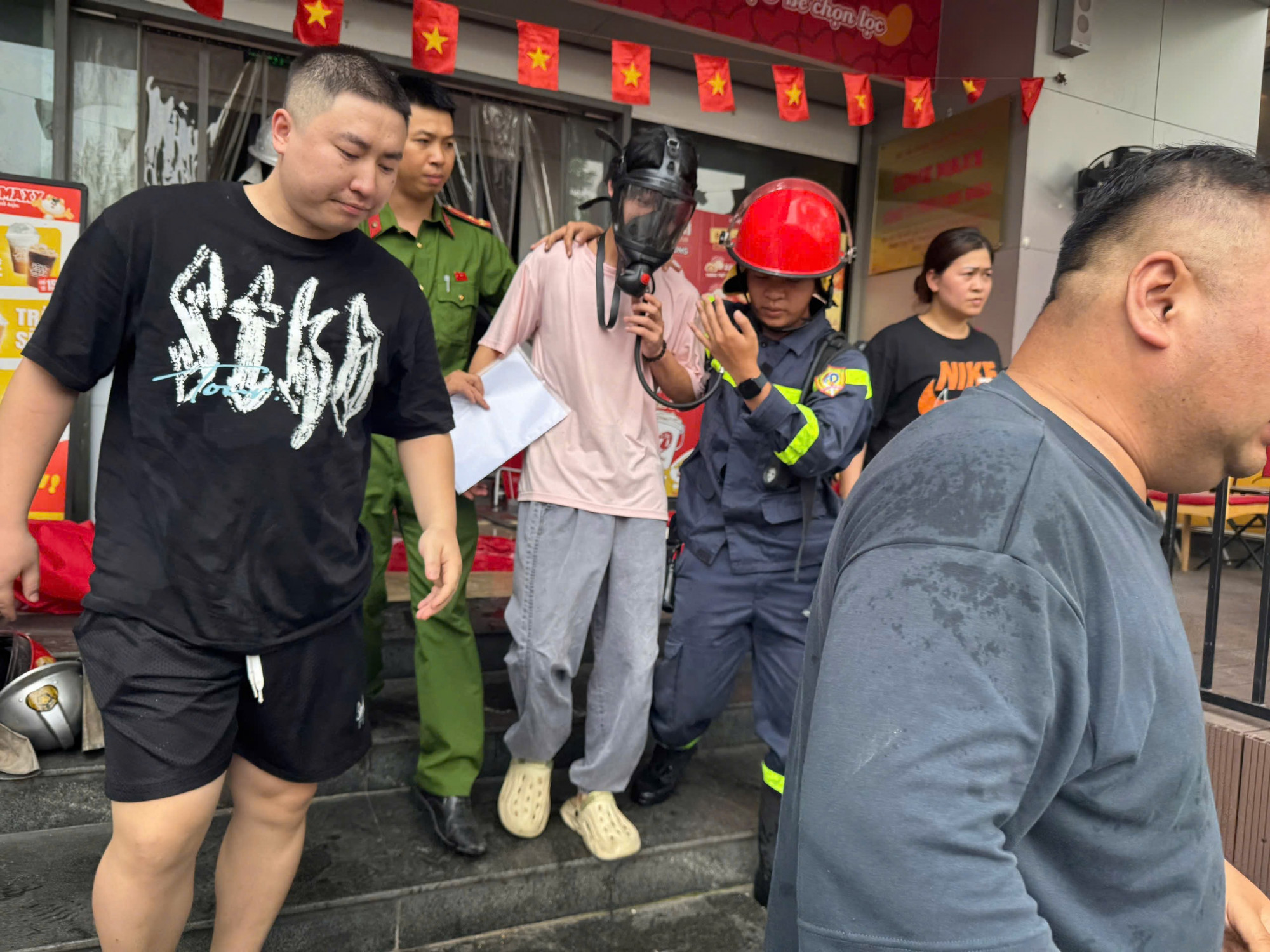 Cảnh sát hướng dẫn 4 thoát an toàn. Ảnh: Công an cung cấp