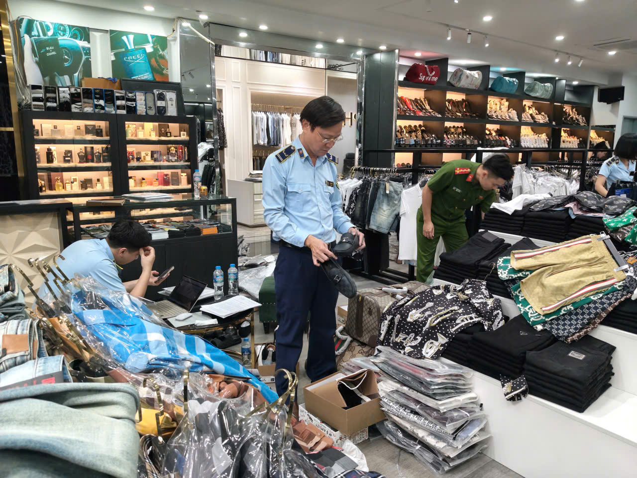 Các sản phẩm vi phạm bị lực lượng chức năng tạm giữ - Ảnh: Cục Quản lý và Phát triển thị trường trong nước