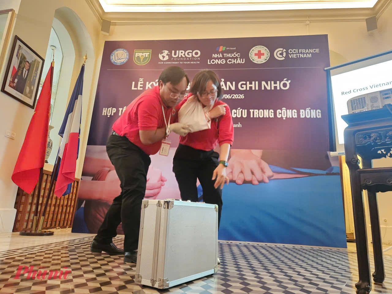 Đại diện Hội chữ thập đỏ diễn tập tình huống cấp cứu giả định tại chương trình, ảnh Phạm An