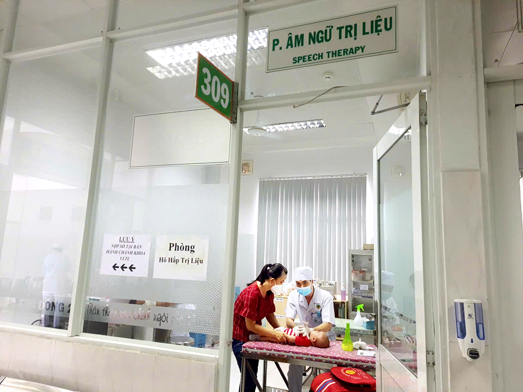Trẻ được can thiệp âm ngữ trị liệu tại Bệnh viện Nhi Đồng 2