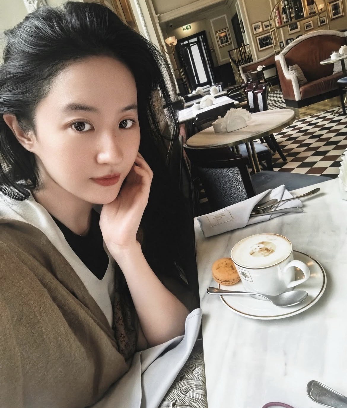 'Thần tiên tỷ tỷ' không ngại chụp ảnh với gương mặt gần như mộc mà vẫn rất xinh đẹp - Ảnh: Instagram nhân vật