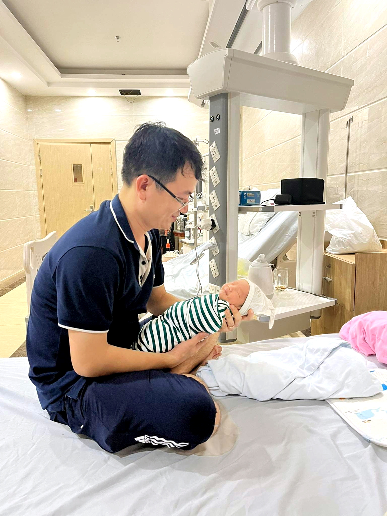 Tác giả vụng về lóng ngóng bồng con trên tay trong niềm hạnh phúc vô bờ - Ảnh do tác giả cung cấp
