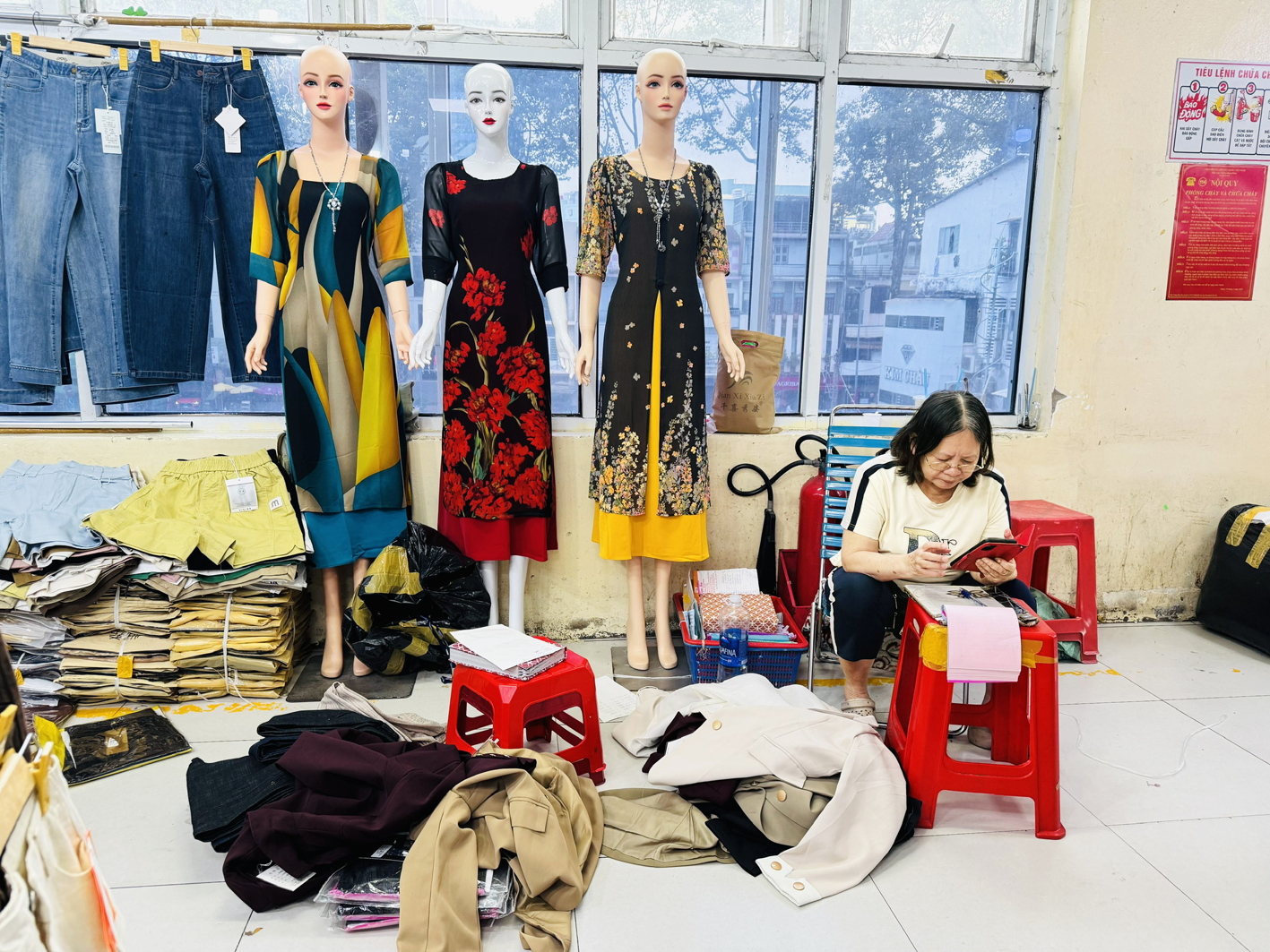 Một tiểu thương chợ An Đông đang ghi chép sổ sách