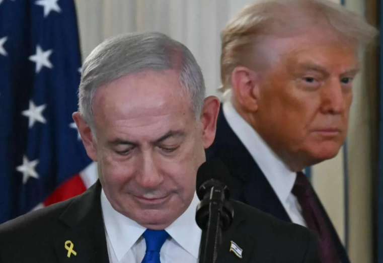 Tổng thống Mỹ Donald Trump và Thủ tướng Israel Benjamin Netanyahu (trái) đến dự cuộc họp báo tại Phòng ăn Nhà nước của Nhà Trắng ở Washington, DC, ngày 29 tháng 9 năm 2025. (Ảnh AFP)