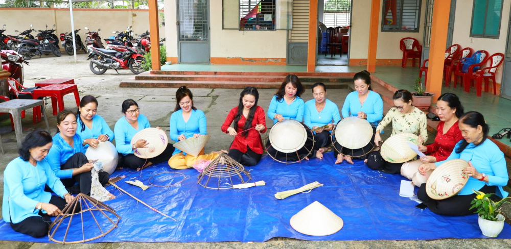 Chị em phụ nữ xã Thới Lai, TP Cần Thơ chằm nón lá, giữ nghề truyền thống