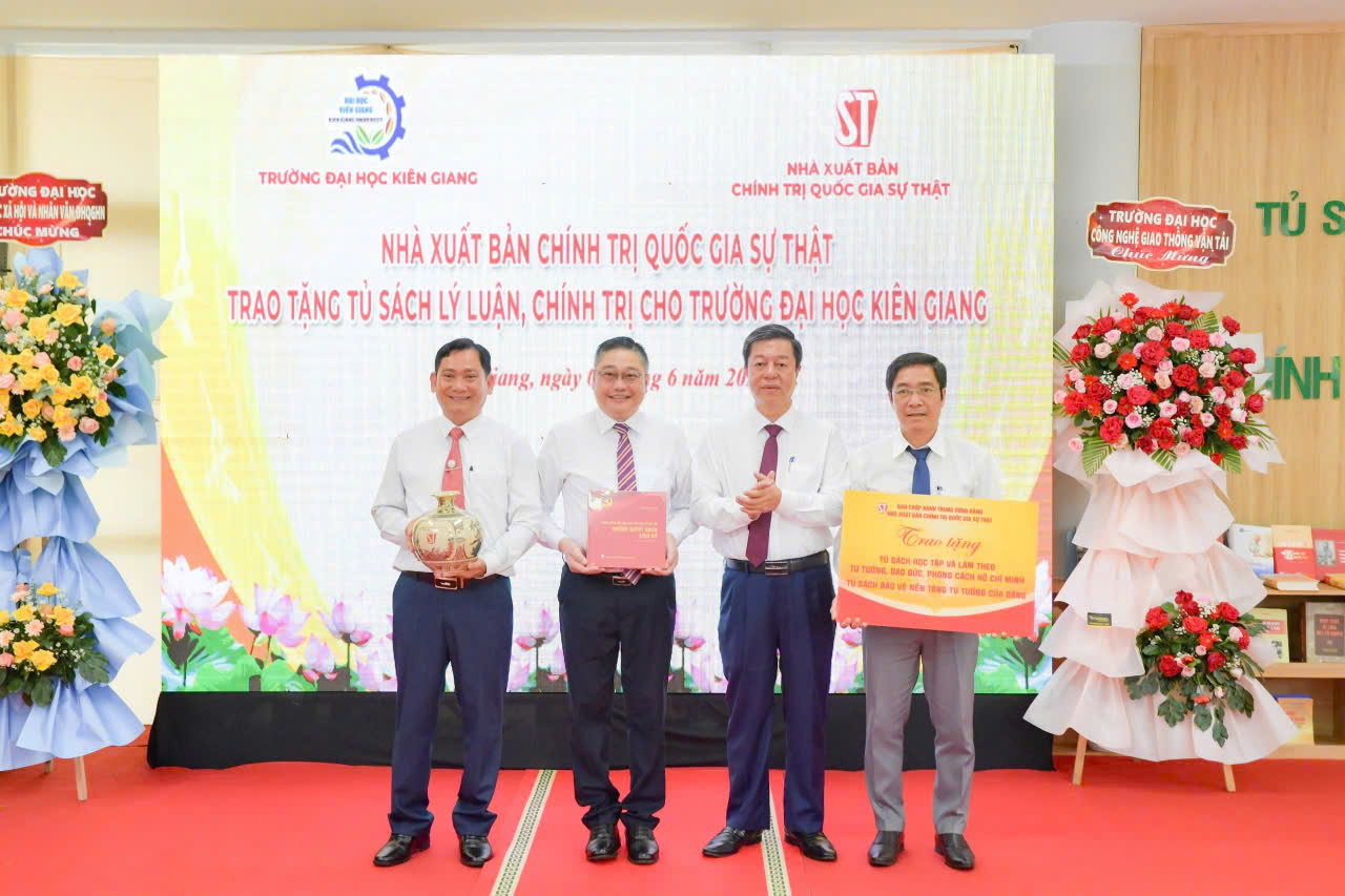 Nhà xuất bản Chính trị quốc gia Sự thật, trao tủ sách lý luận, chính trị cho Trường đại học Kiên Giang