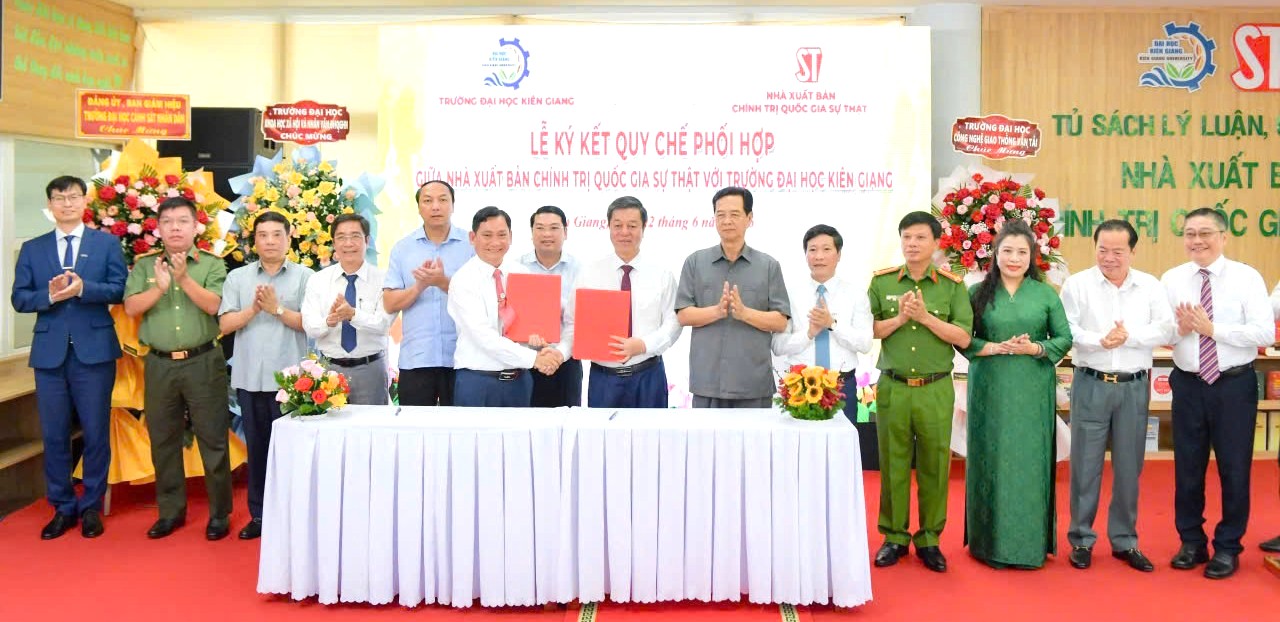 Nhà xuất bản Chính trị quốc gia Sự thật phối hợp với Trường đại học Kiên Giang tổ chức lễ ký kết “Quy chế phối hợp