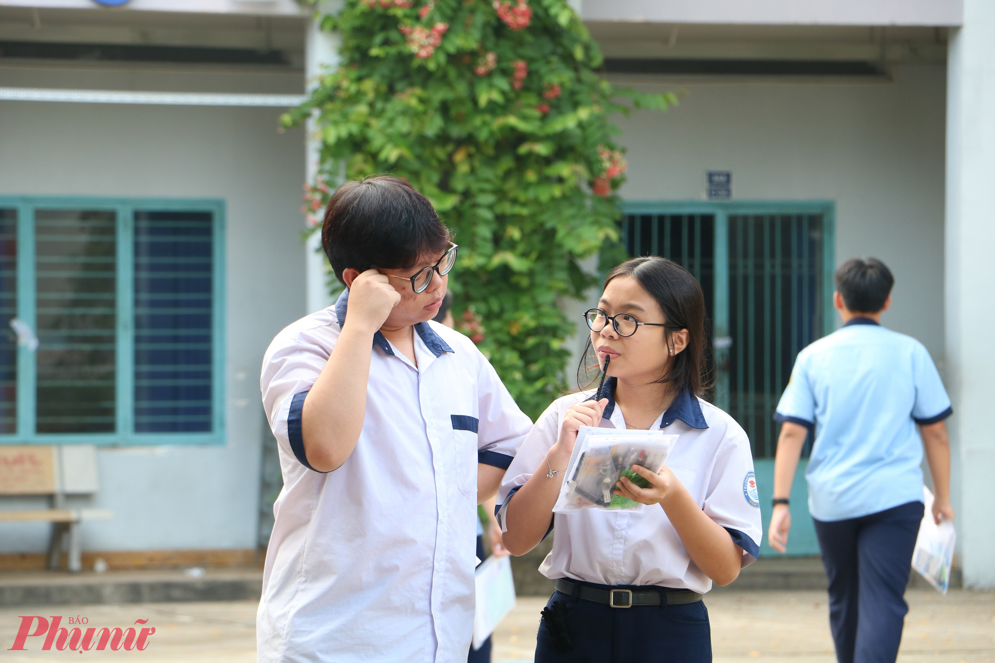 Không khí mát mẻ, nhiều thí sinh ôn lại kiến thức trước giờ thi - Ảnh: Trang Thư