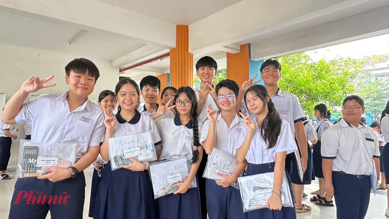 Các thí sinh rạng rỡ tại điểm thi Trường THCS Trần Hưng Đạo - Ảnh: Nguyễn Loan