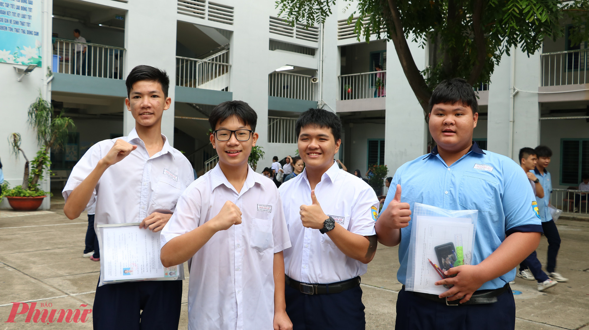 Cùng nhau cố gắng cho môn thi cuối cùng - Ảnh: Trang Thư