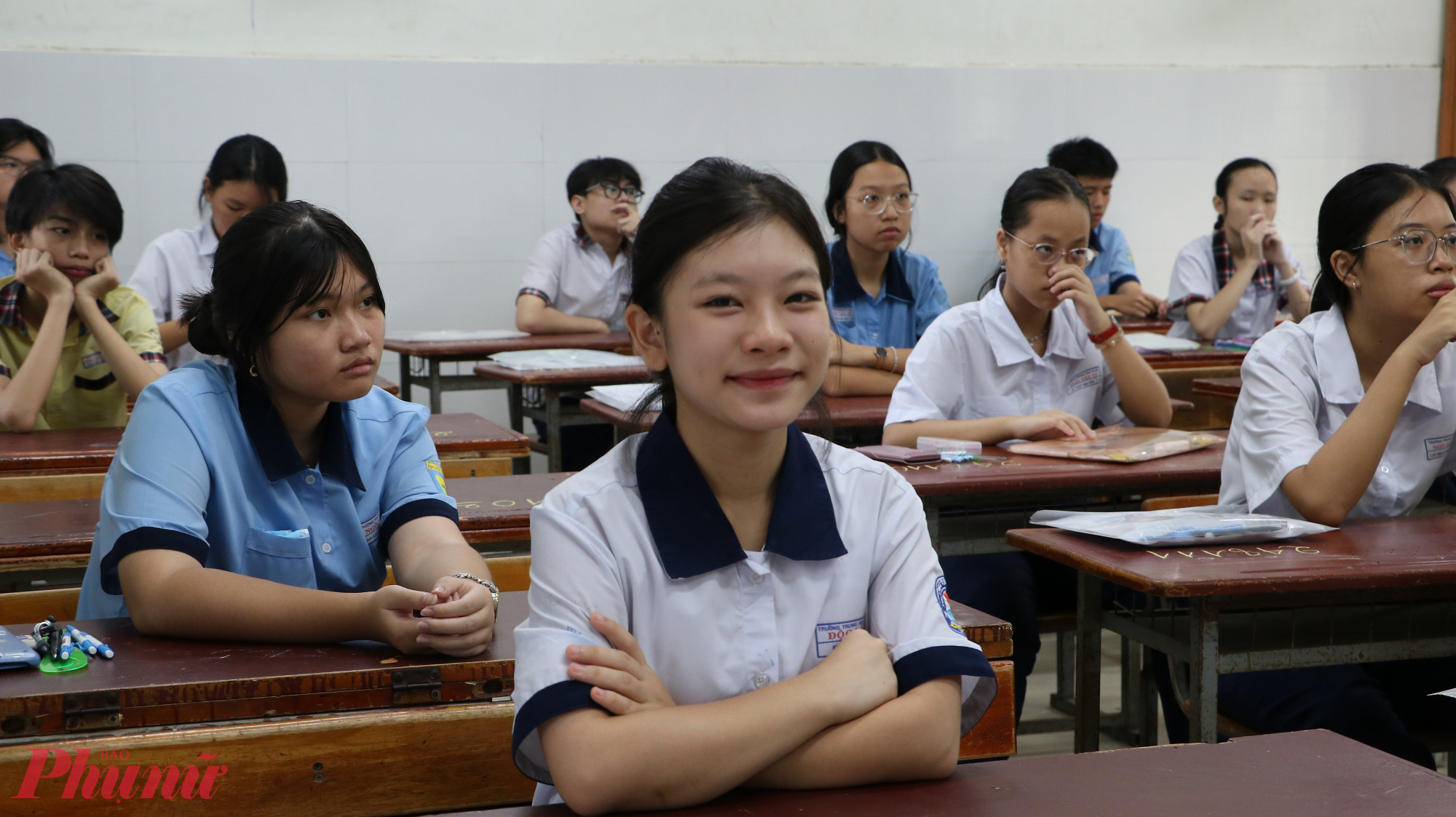 Các thí sinh bắt đầu giờ làm bài - Ảnh: Trang Thư