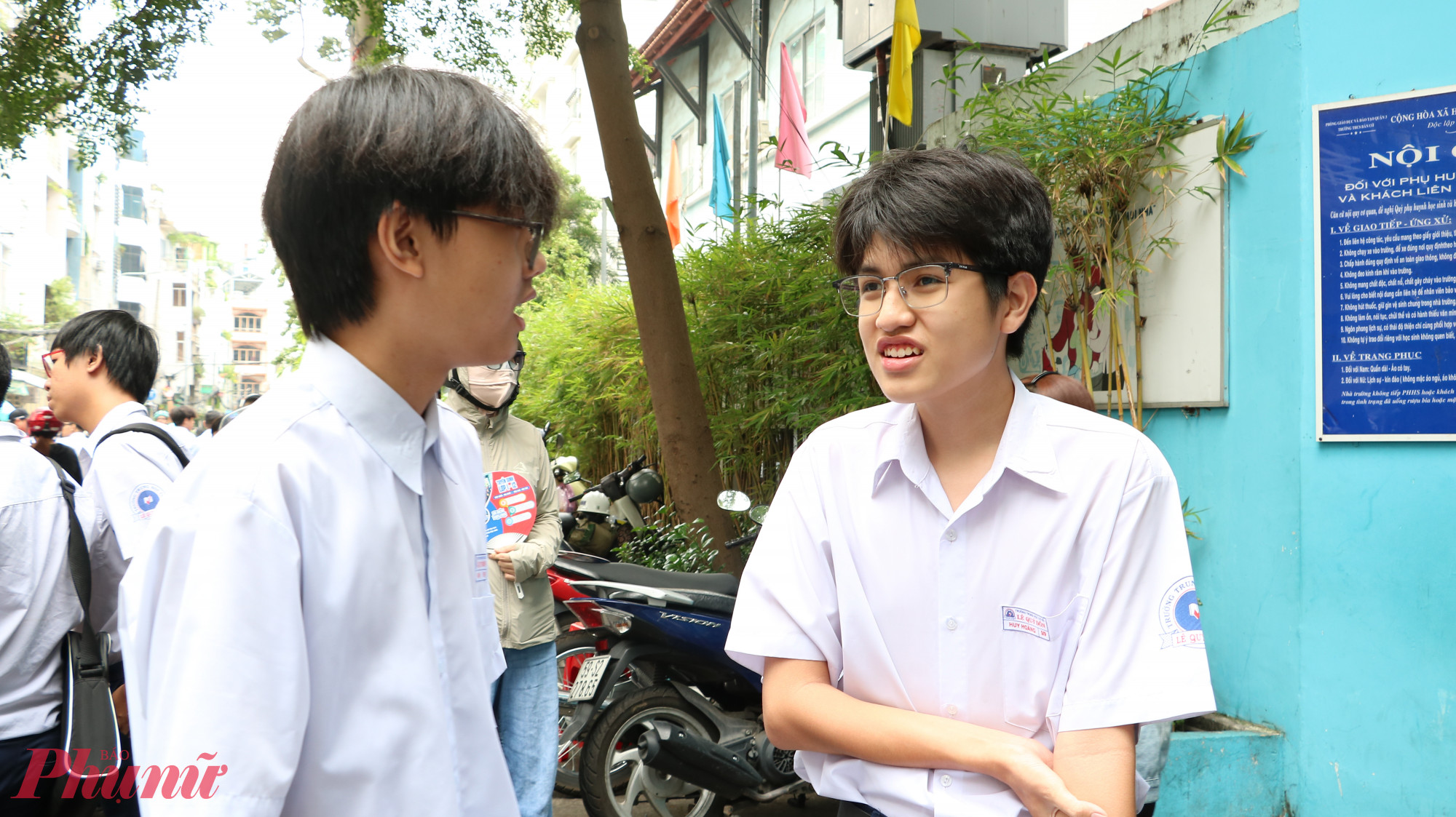 Thí sinh tranh luận về những câu khó trong đề thi - Ảnh: Trang Thư