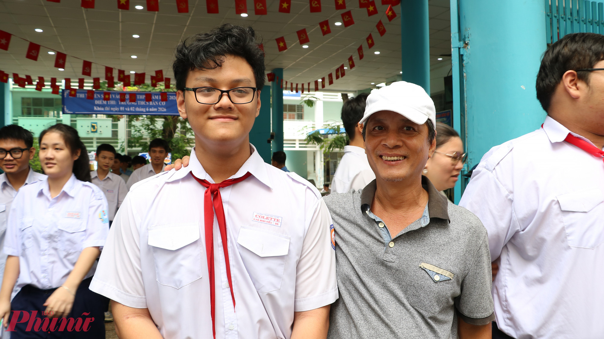 Phụ huynh vui vẻ khi thấy con em phấn khởi sau môn thi cuối - Ảnh: Trang Thư