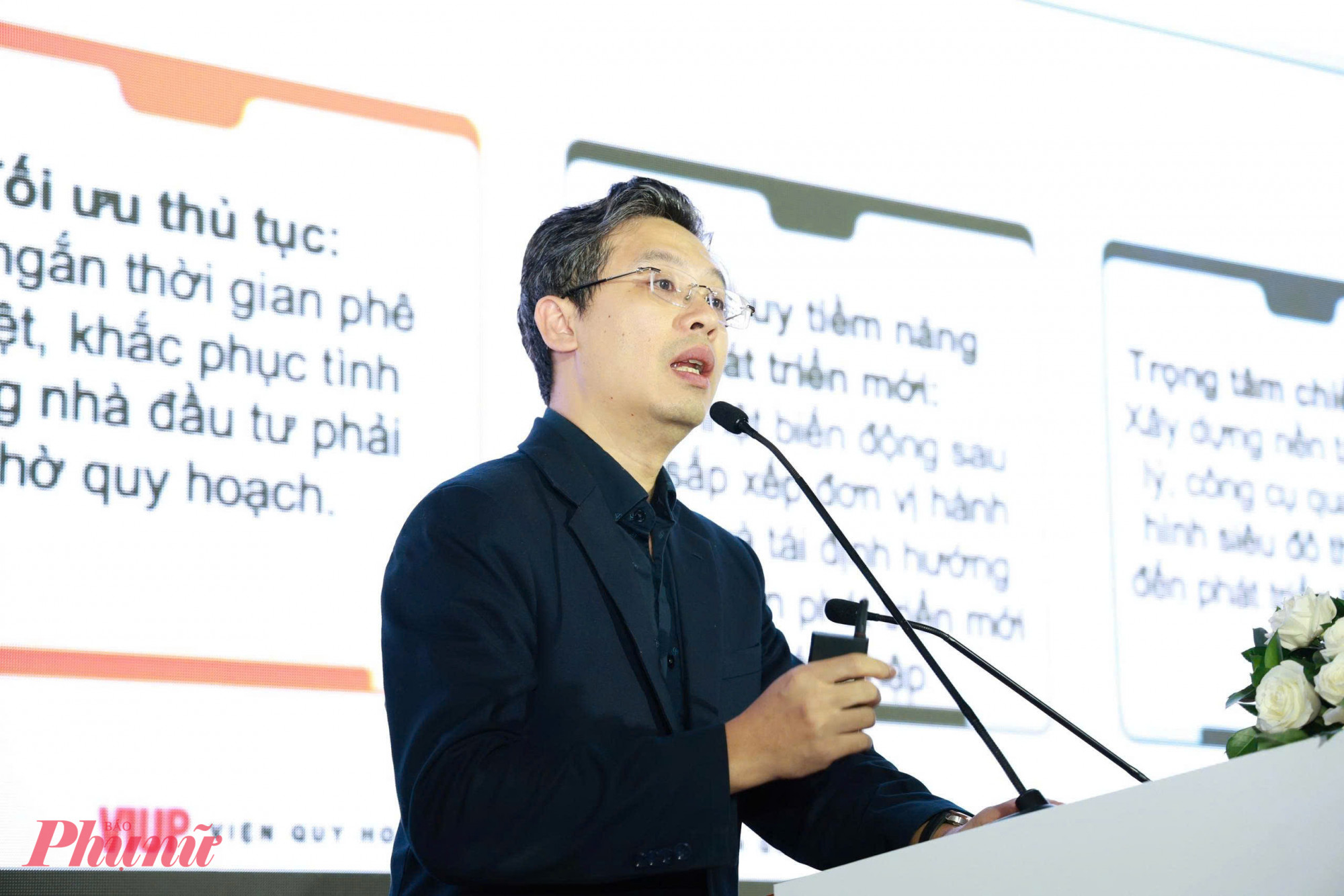 TPHCM phát triển như thế nào trong 100 năm tới? Ông Sầm Minh Tuấn - Phó giám đốc Viện Nghiên cứu thiết kế đô thị, Quy hoạch đô thị và Nông thôn quốc gia (Bộ Xây dựng) phát biểu tại hội thảo - Ảnh: Thanh Tâm