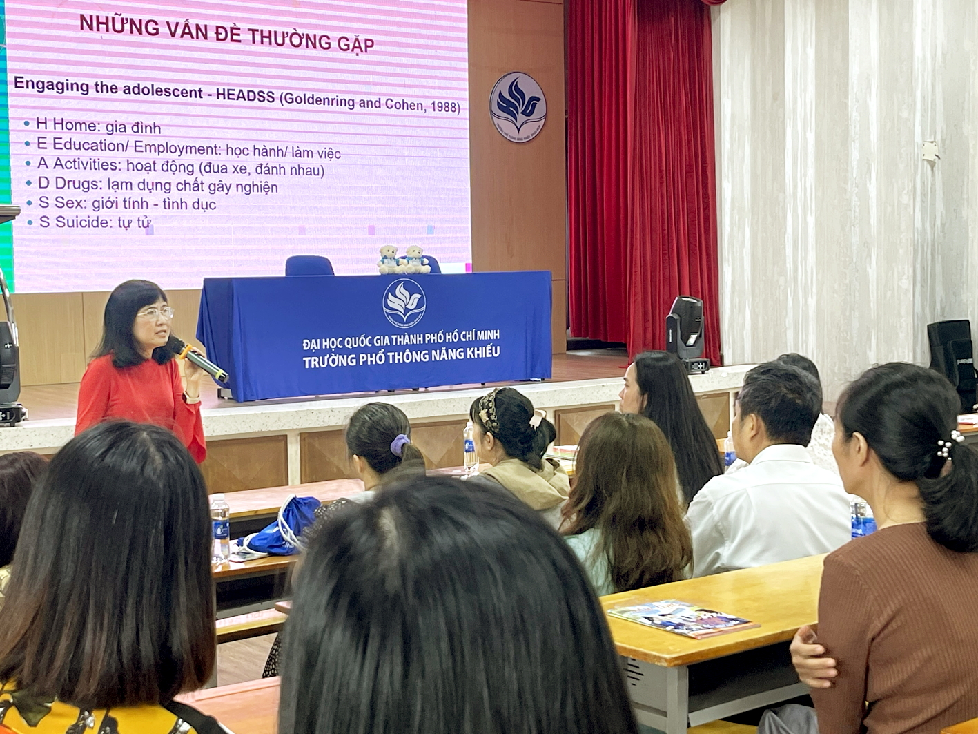 Bác sĩ Hoàng Vũ Quỳnh Trang tại chuyên đề “Ứng phó với rối loạn lo âu và trầm cảm ở lứa tuổi vị thành niên” - ẢNH: DIỆU HIỀN