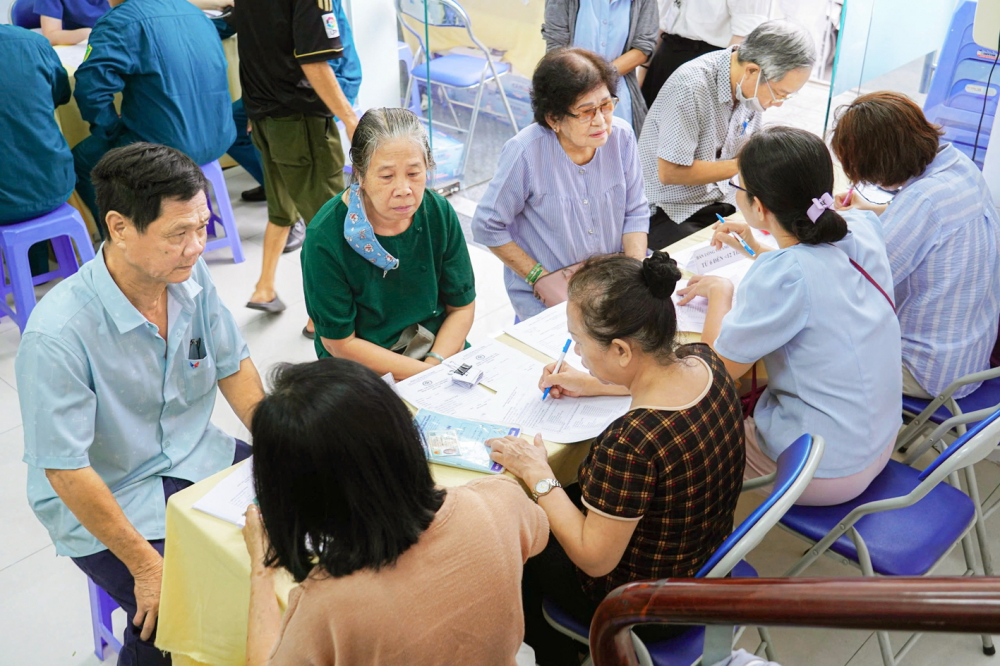 Người cao tuổi phường Tân Sơn Nhì được y, bác sĩ Bệnh viện Nhân dân Gia Định khám sức khỏe miễn phí - Ảnh do bệnh viện cung cấp
