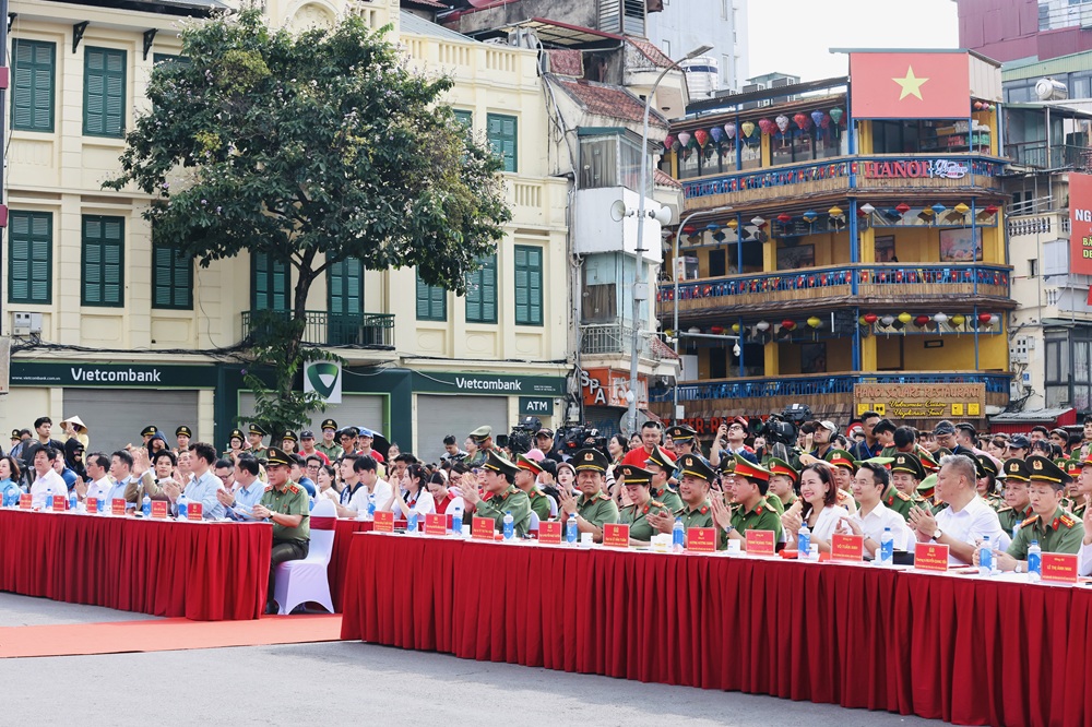 Công an TP Hà Nội tổ chức Lễ hưởng ứng Cuộc thị sáng tạo video clip “Tổ quốc bình yên” - Ảnh: Vi Nam