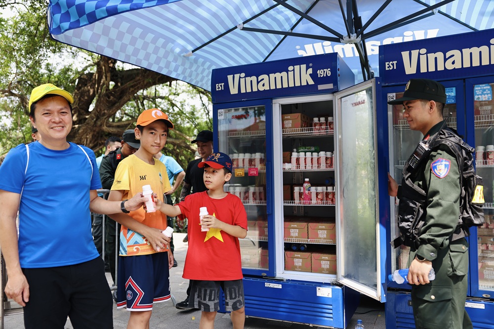 Nhiều gia đình có trẻ nhỏ đã dừng chân thưởng thức những sản phẩm dinh dưỡng mát lành của Vinamilk - Ảnh: Vi Nam
