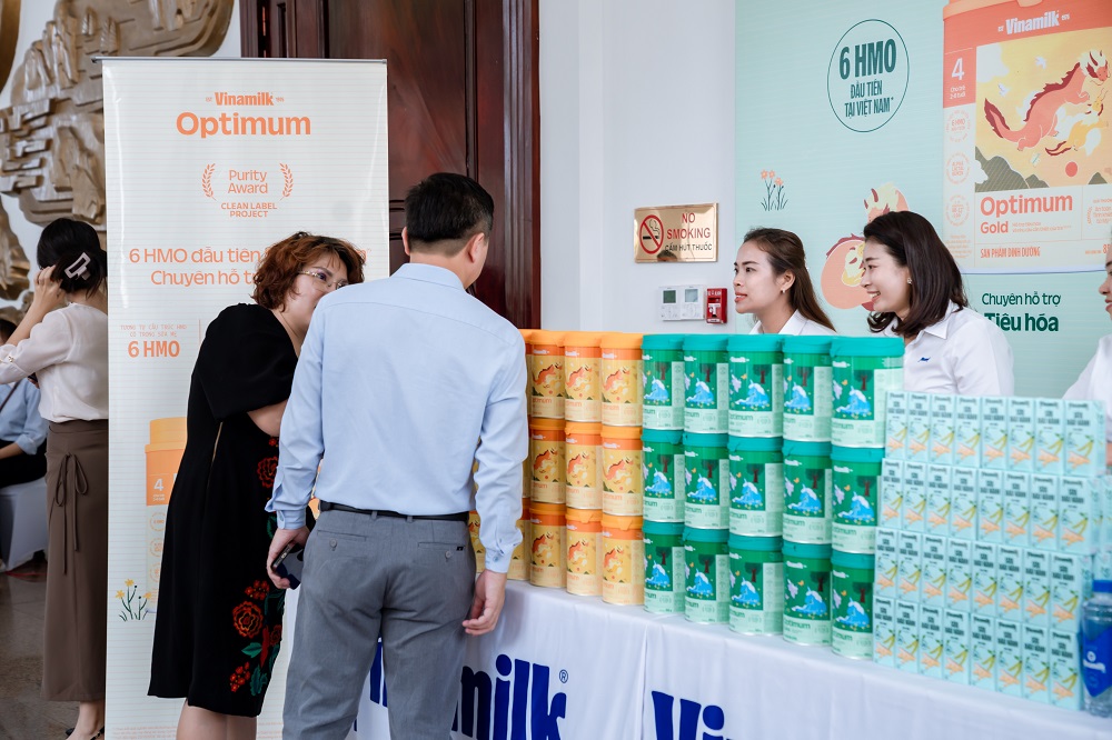 Các sản phẩm từ Vinamilk và Optimum đồng hành cùng Lễ phát động Tháng hành động vì trẻ em 2026 - Ảnh: VN