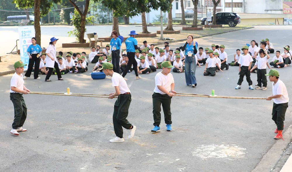 Không chỉ là dịp nghỉ ngơi sau năm học, kỳ nghỉ hè giờ đây được nhiều phụ huynh định hướng như một khóa trải nghiệm ngắn hạn, để giúp con có thêm những kỹ năng cần thiết - Ảnh: VN