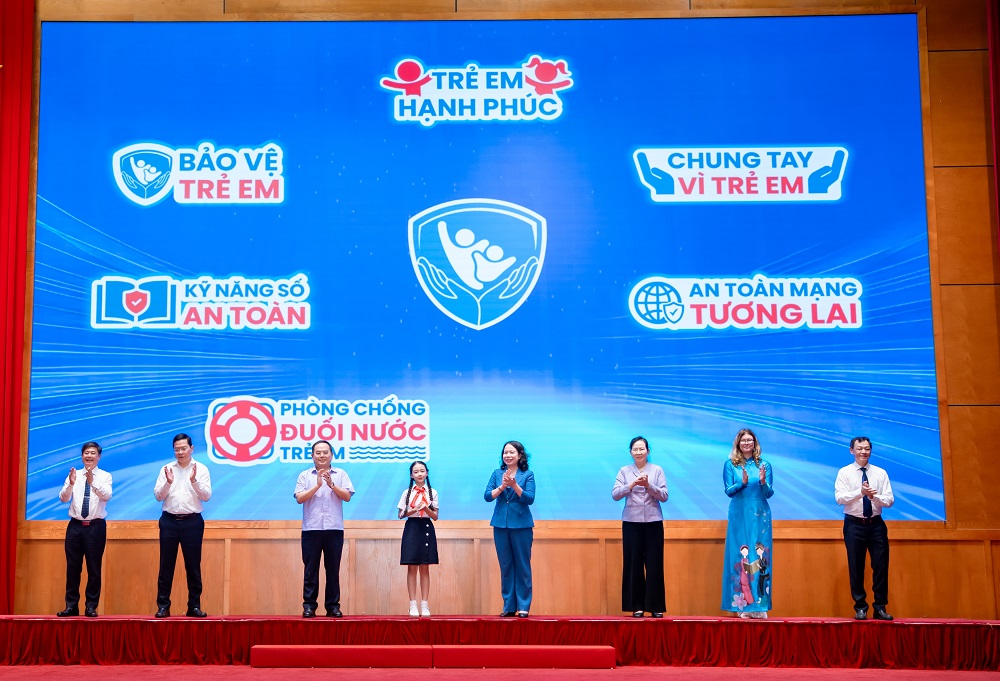 Các đại biểu thực hiện nghi thức phát động Tháng hành động vì trẻ em Việt Nam năm 2026 - Ảnh: VN