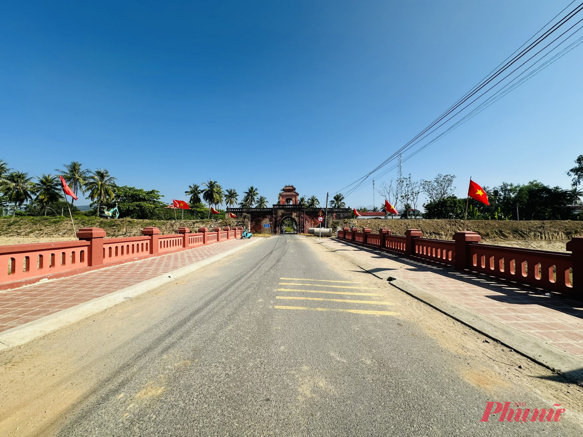 Công trình vừa uy nghi, vừa cổ kính giữa lòng thị trấn.
