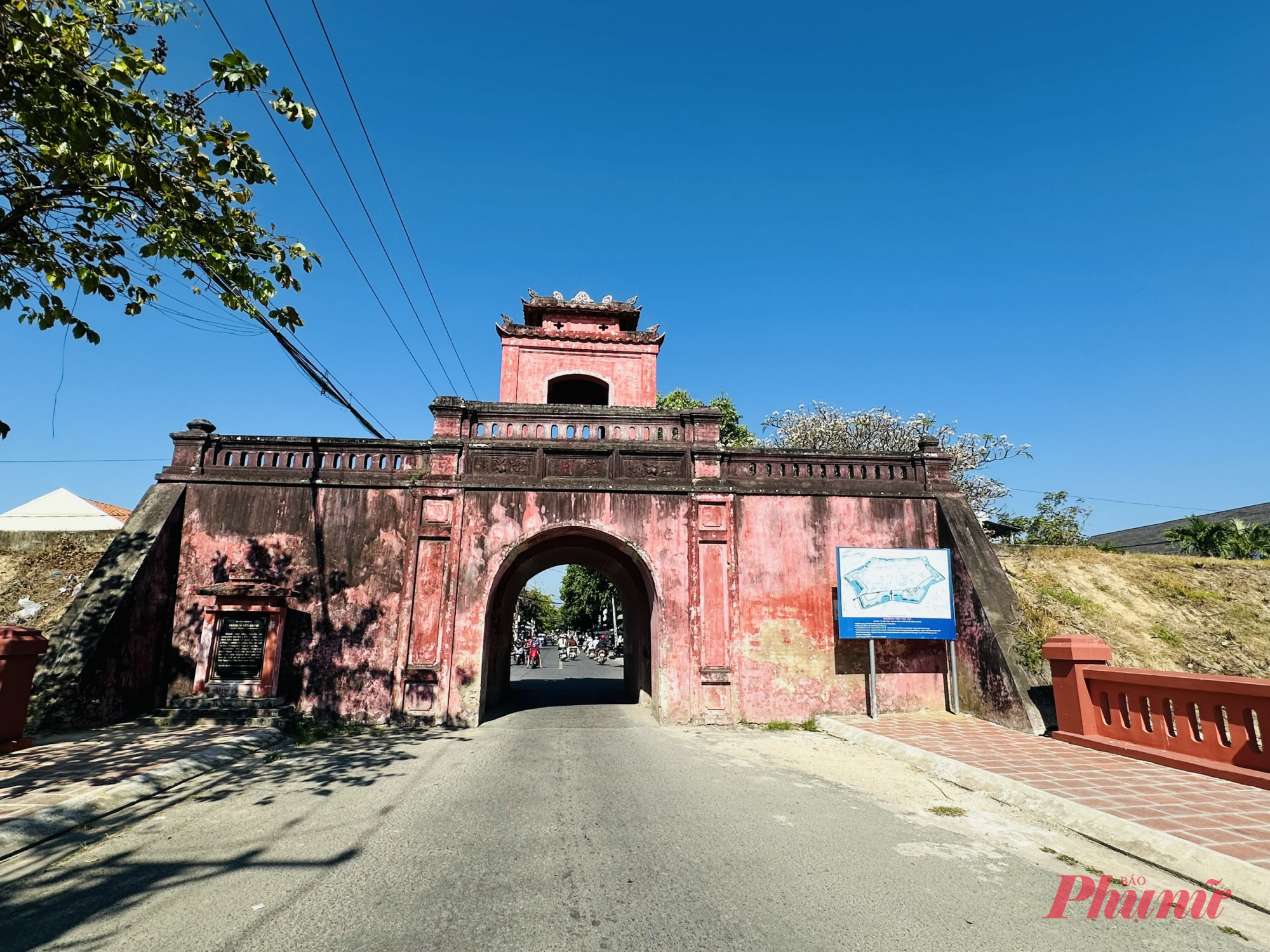 Thành cổ Diên Khánh, một công trình lịch sử hơn hai trăm năm tuổi mang gam màu hồng đỏ đặc trưng.