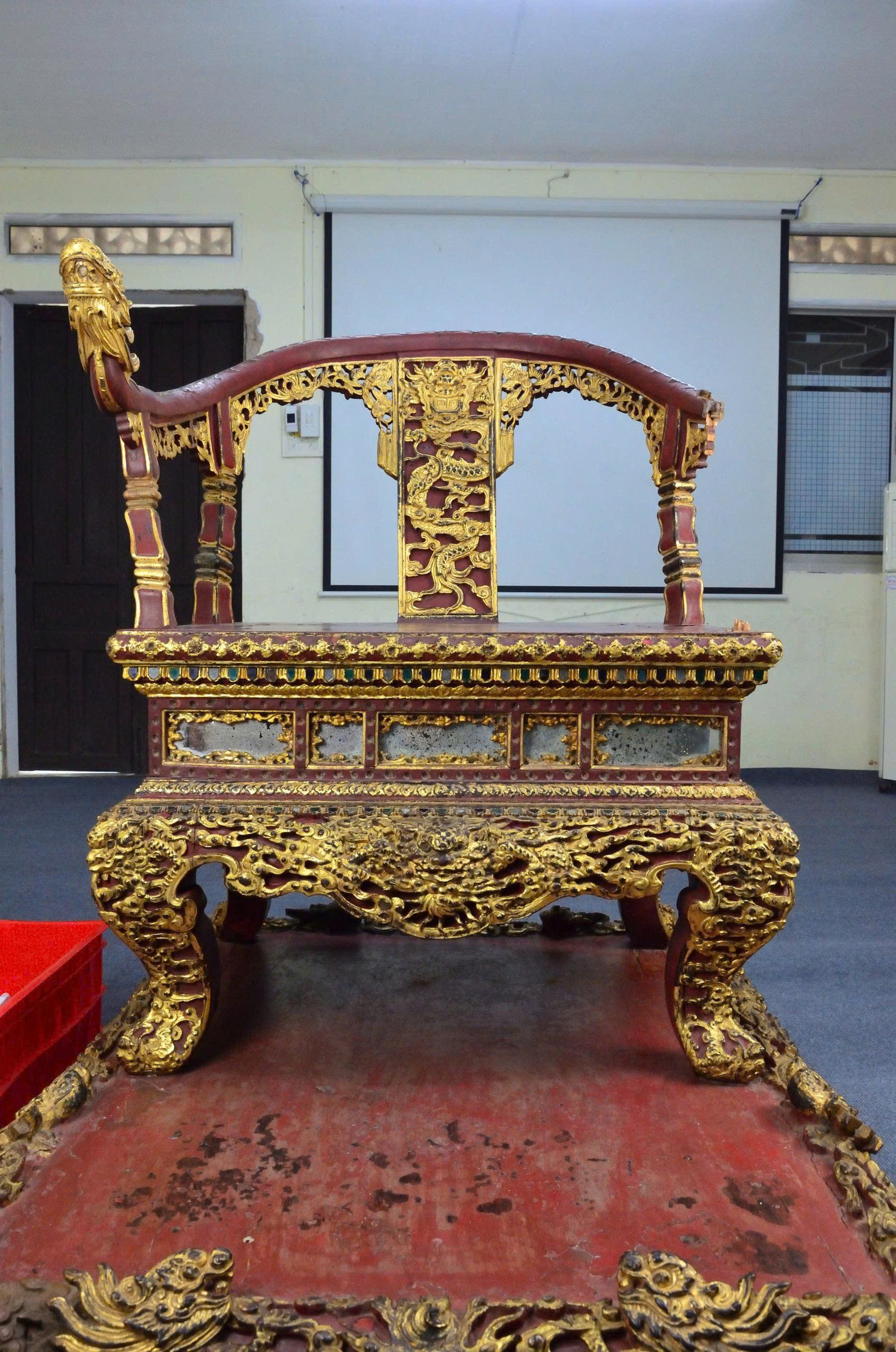 Đối tượng xấu làm gãy tay ngai phía bên trái 