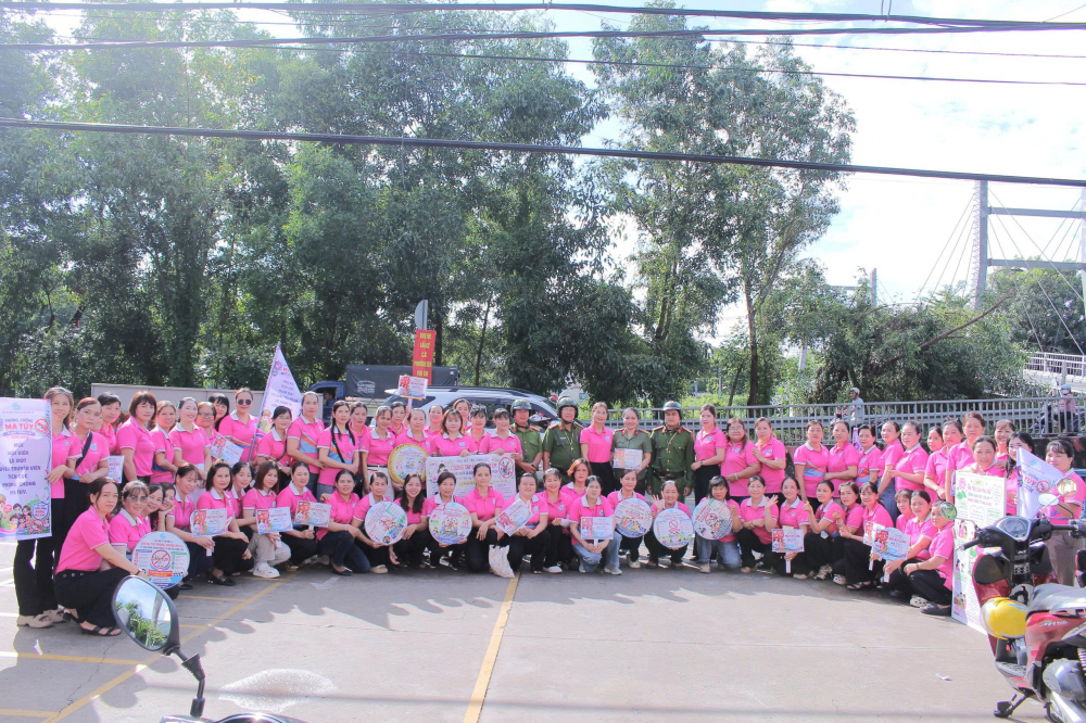 Hội LHPN xã Tân Vĩnh Lộc đồng hành cùng chính quyền địa phương trong công tác tuyên truyền, vận động Nhân dân phòng, chống tội phạm và tệ nạn xã hội, góp phần xây dựng địa bàn an toàn, văn minh và phát triển bền vững. Ảnh: TV
