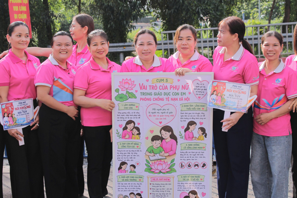 Cán bộ, hội viên phụ nữ xã Tân Vĩnh Lộc trình bày sản phẩm tuyên truyền trên giấy A0 