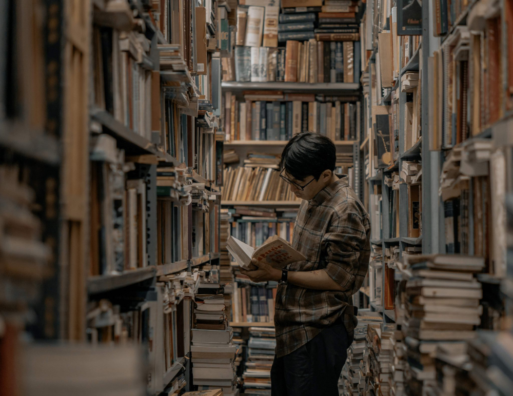 Bước vào tiệm sách, cảm giác đầu tiên là choáng ngợp bởi không gian bị chiếm lĩnh hoàn toàn bởi sách - Ảnh: Hoài Thu