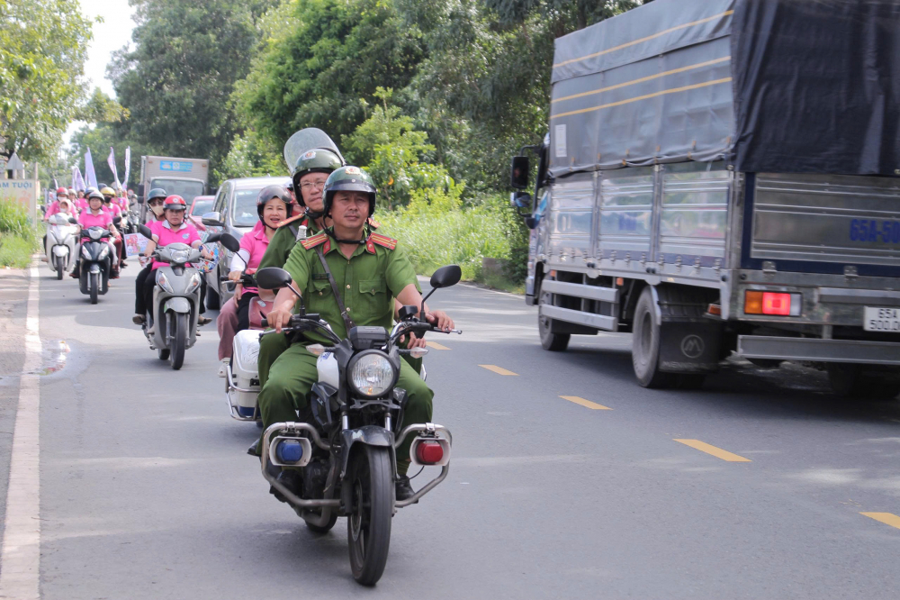 Đoàn ra quân tuyên truyền nghiêm túc, an toàn với sự điều phối của Công an địa phương. Ảnh: TV