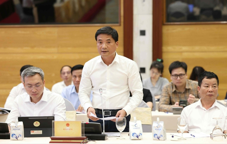 Chánh văn phòng Bộ Xây dựng Lâm Văn Hòa thông tin về vấn đề thúc đẩy phát triển nhà ở cho thuê - Ảnh: QP